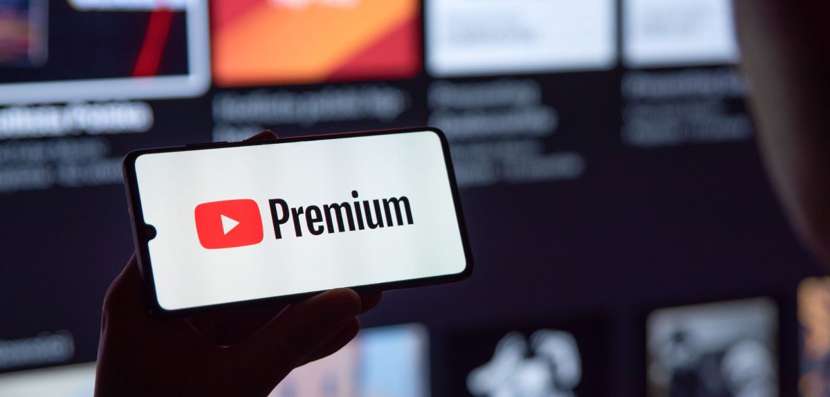 YouTube Premium-Logo auf einem Handy.