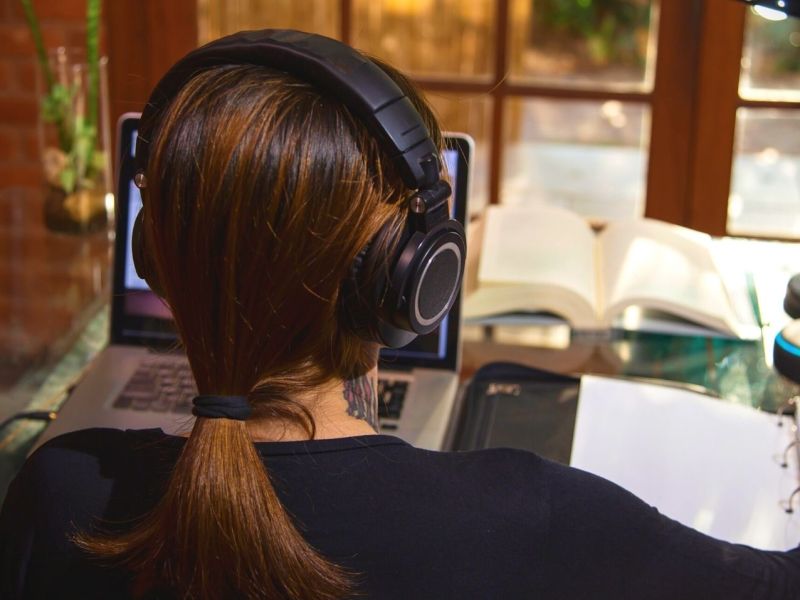 Frau arbeitet im Homeoffice mit Alexa