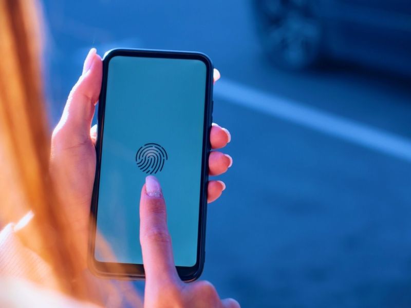 Frau mit Smartphone hÃ¤lt ihren Finger Ã¼ber das Display.