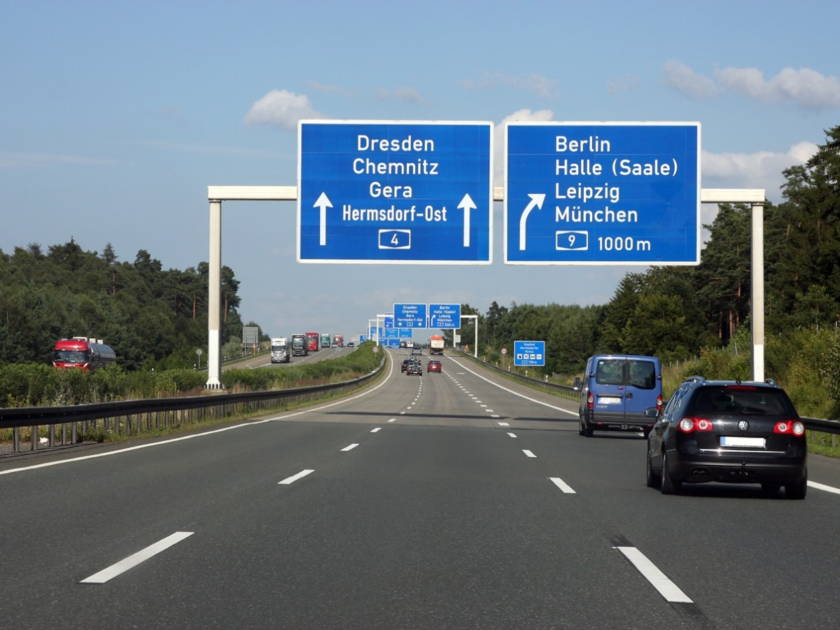 Autobahn mit Verkehrsschildern