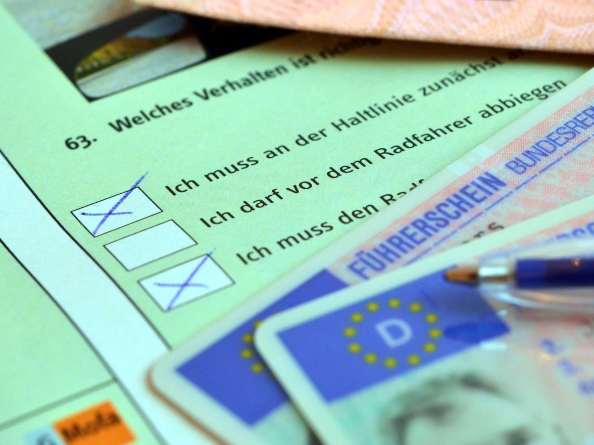 Führerschein liegt auf Prüfungsunterlagen