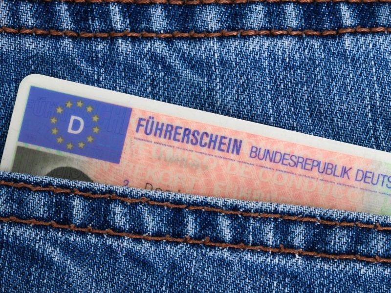 Führerschein ragt aus einer Hosentasche