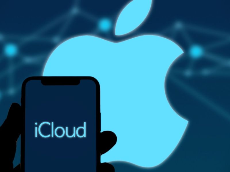 iCloud Schriftzug auf dem Handy und Apple Logo im Hintergrund