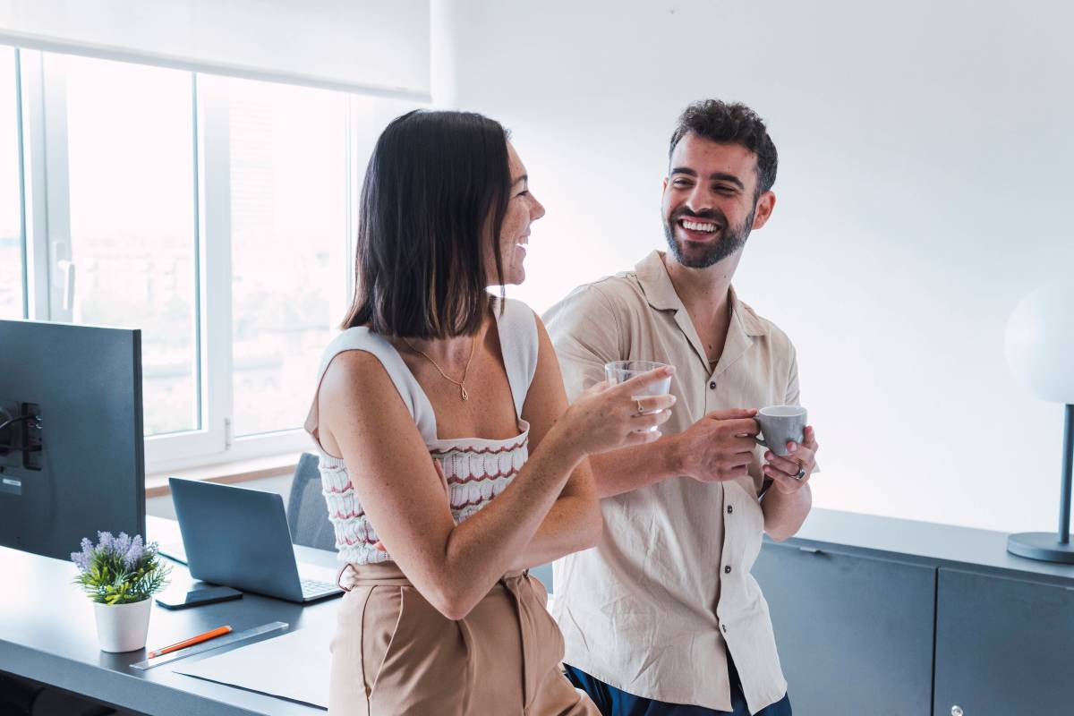 Eine Frau und ein Mann fÃ¼hren im BÃ¼ro ein GesprÃ¤ch.