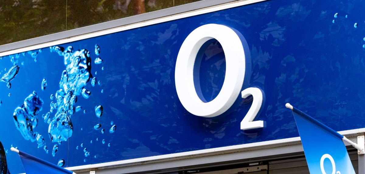 o2 Schild an einem GebÃ¤ude