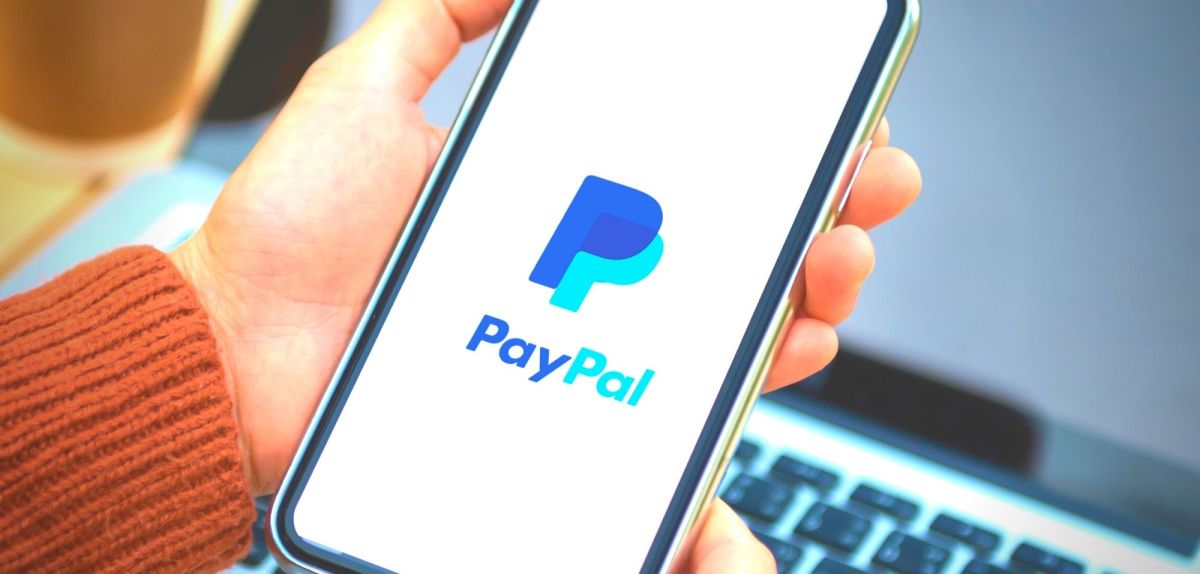 PayPal-Logo auf einem Handy-Bildschirm.