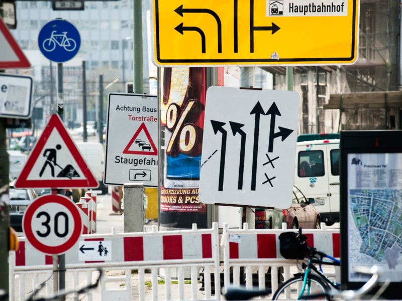 Verkehrsschilder in einer Straße