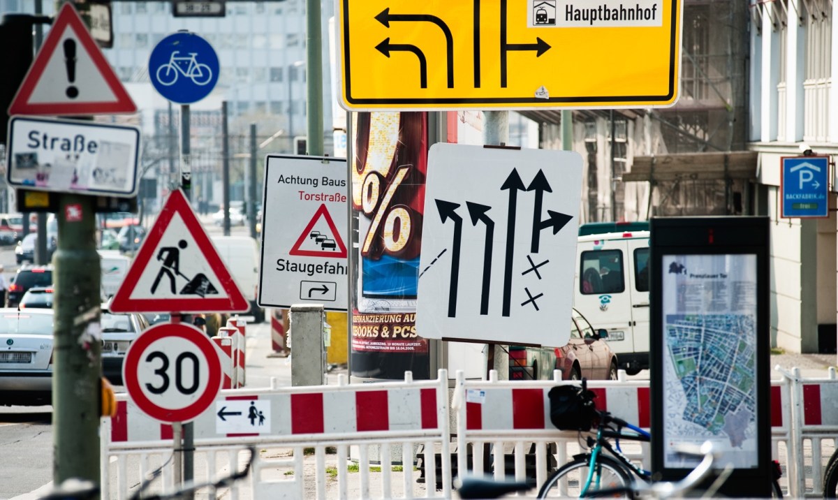 Verkehrsschilder in einer Straße