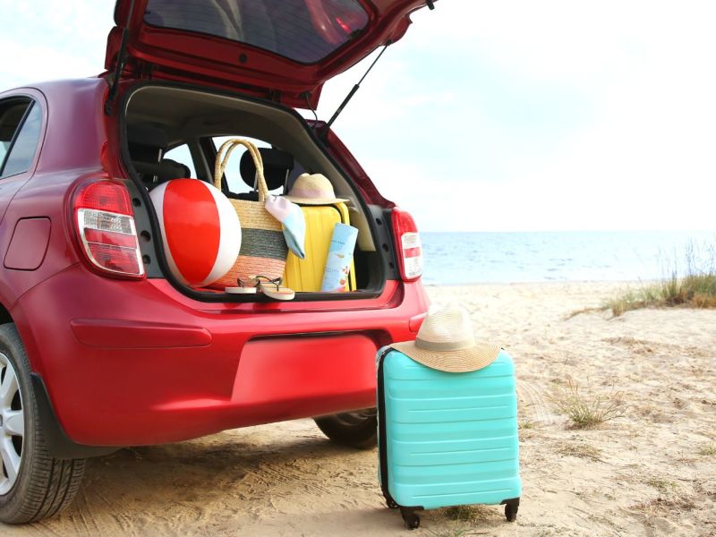 Voller Kofferraum eines Autos am Strand