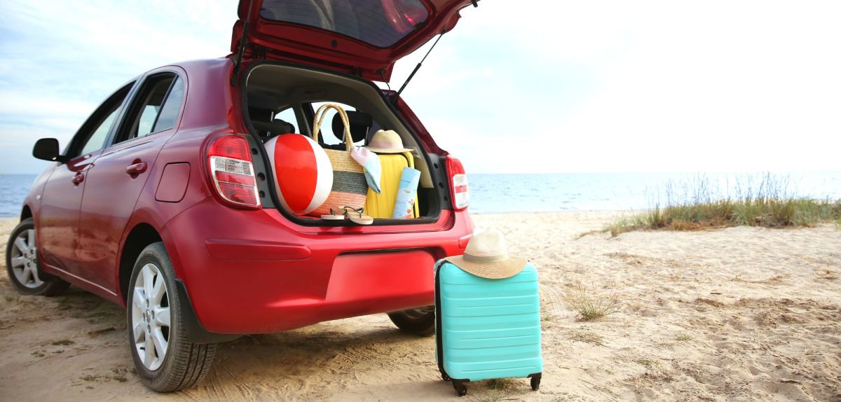 Voller Kofferraum eines Autos am Strand