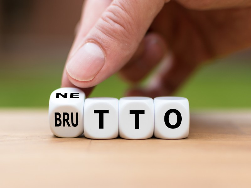 Würfel mit der Aufschrift "Brutto und Netto".