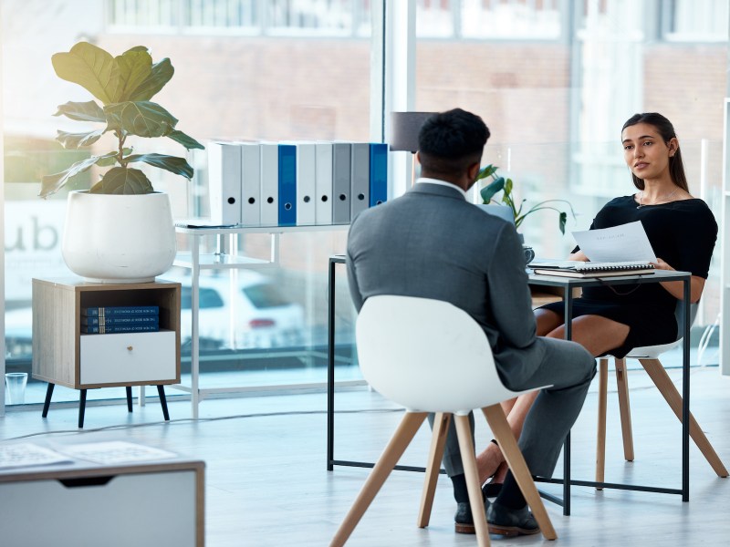 Eine Frau und ein Mann führen im Büro ein Gespräch.