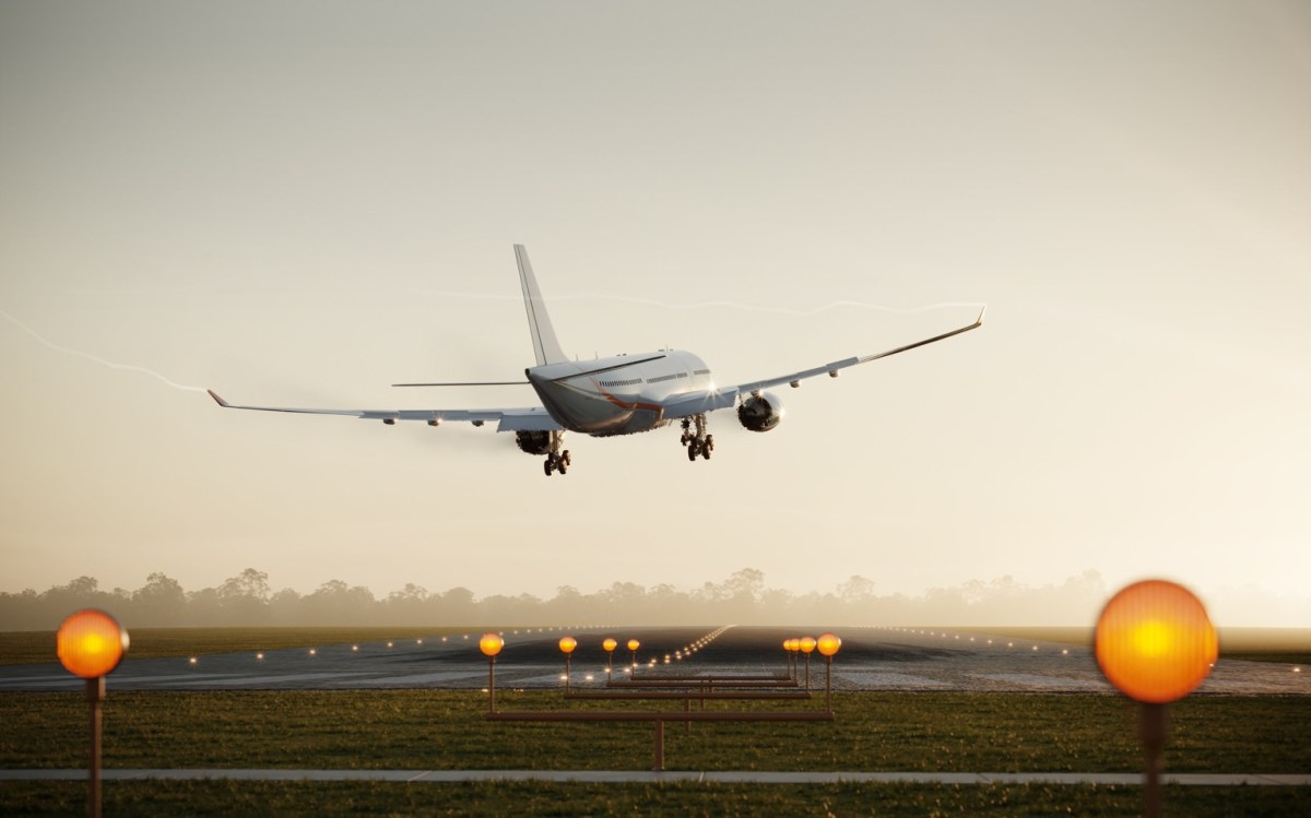 Flugzeug landet am Flughafen