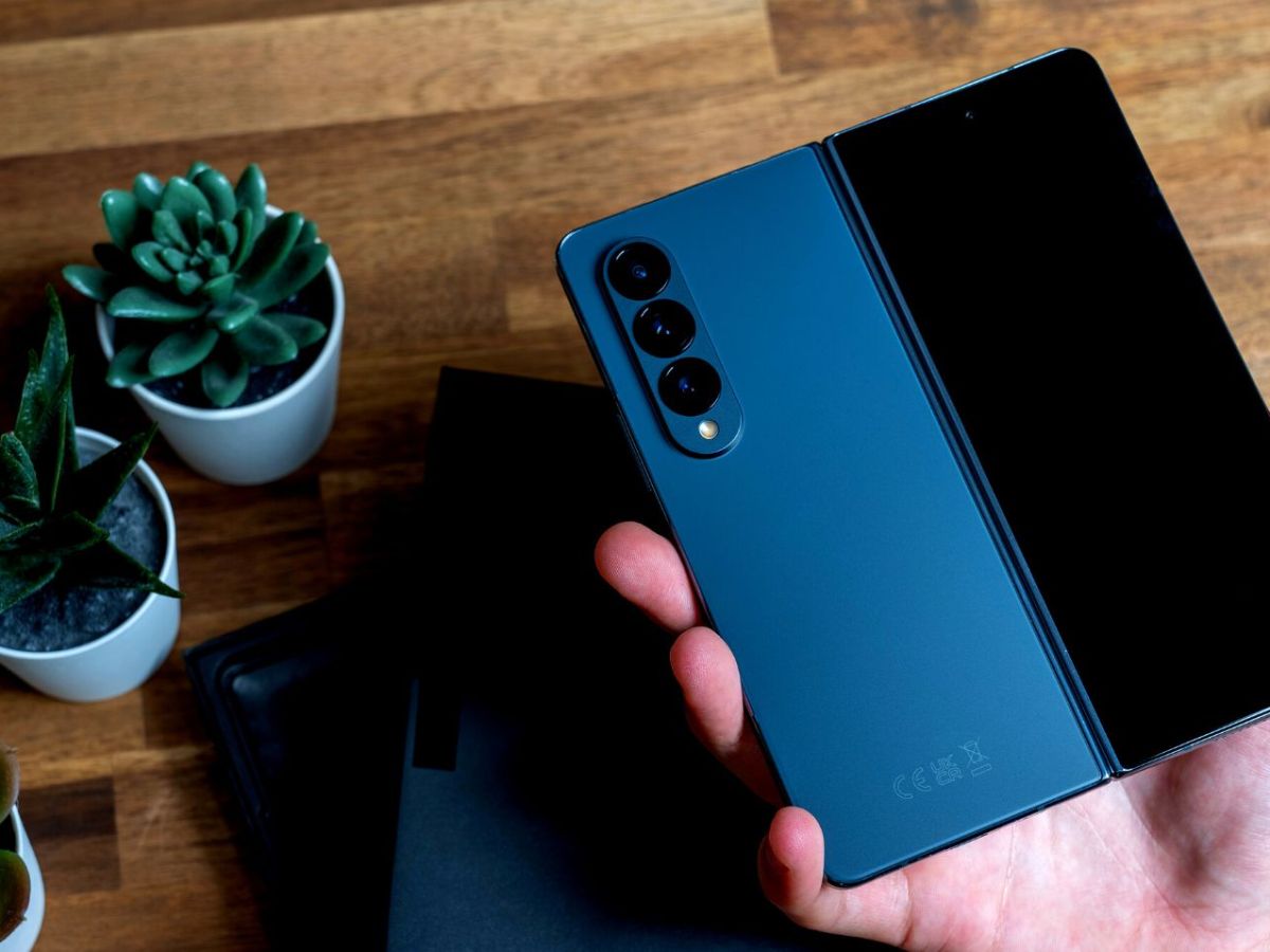 Person hÃ¤lt ein Samsung Galaxy Z Fold 4 in der Hand.