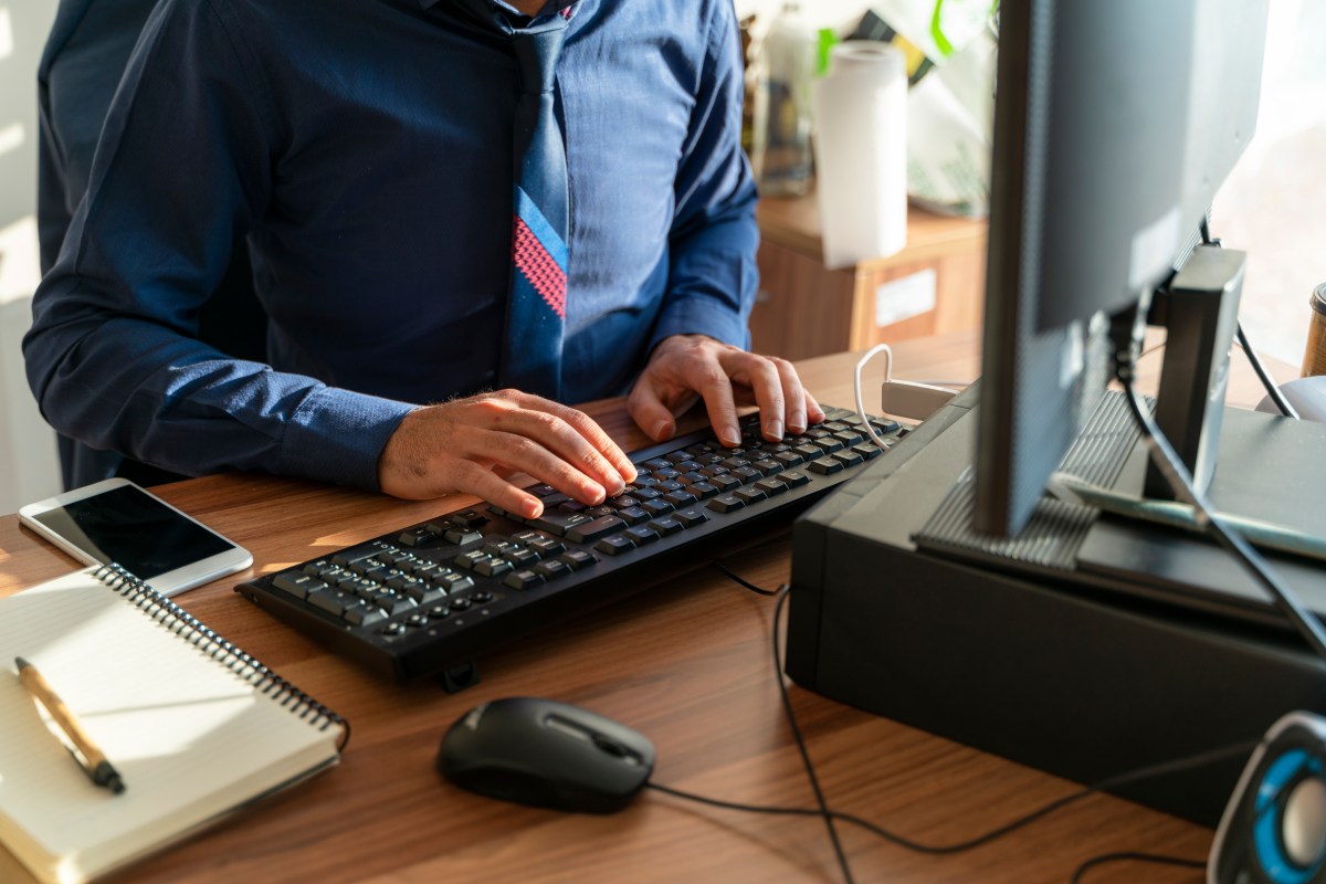 Mann im Anzug sitzt am Computer