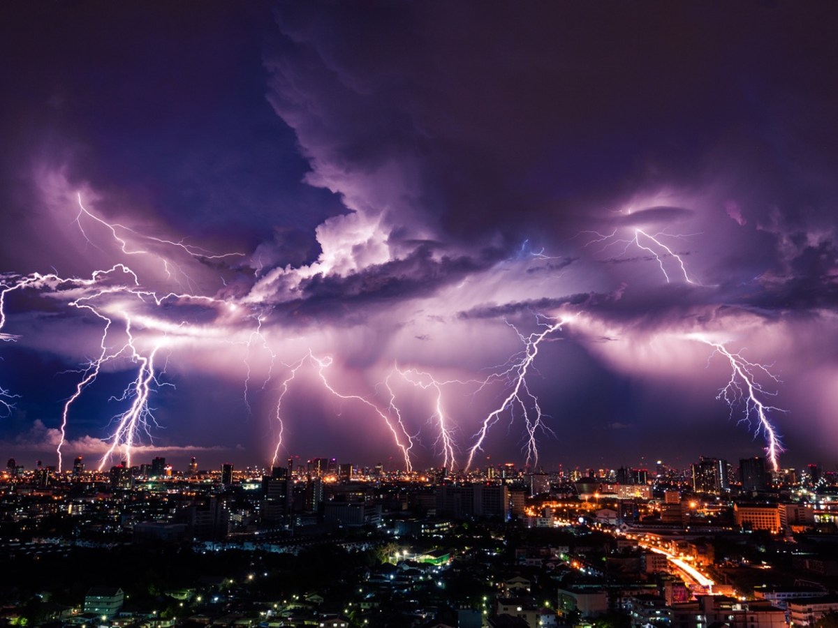 Gewitter Ã¼ber einer Stadt