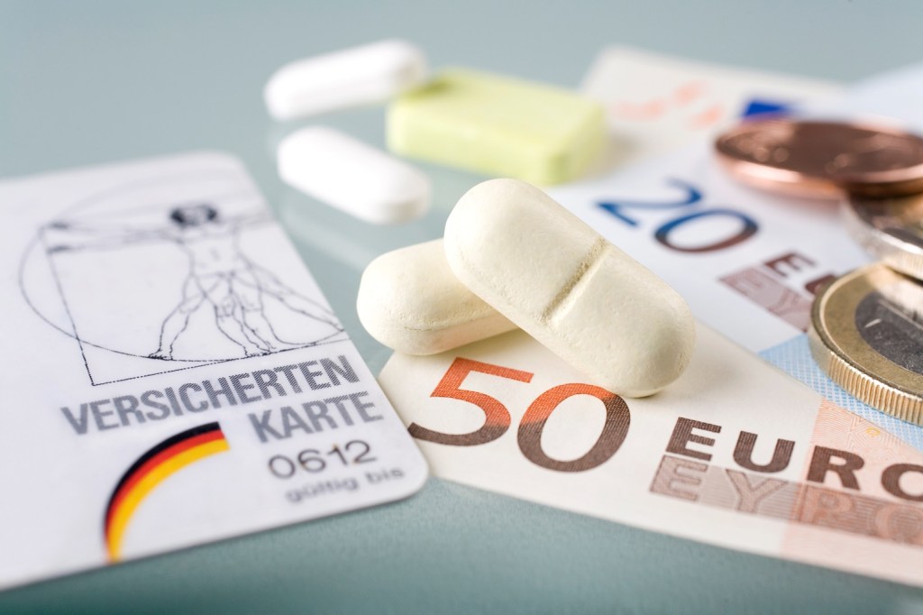 Krankenkassenkarte, Geld und Tabletten