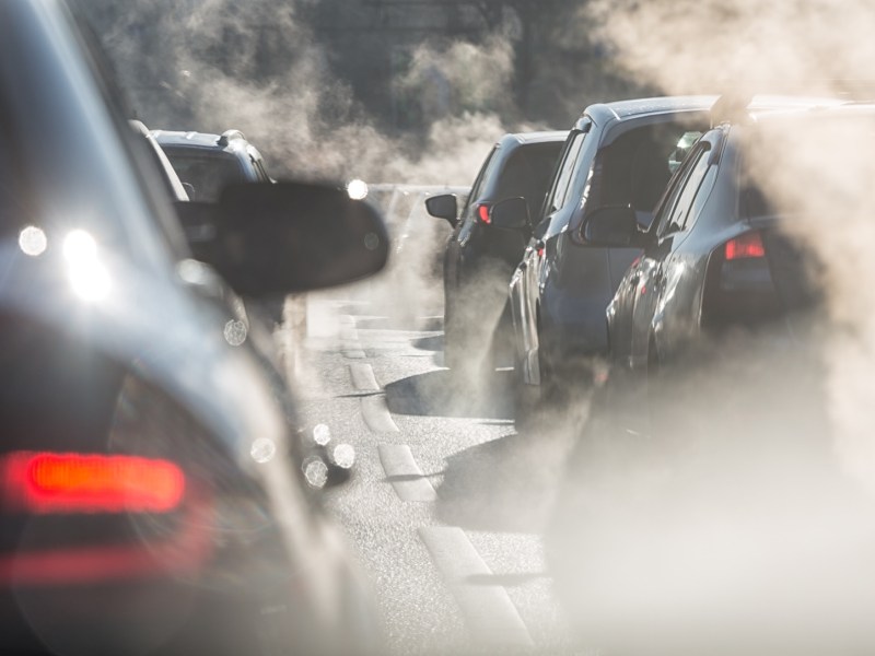 Autos im Stau mit Abgasen