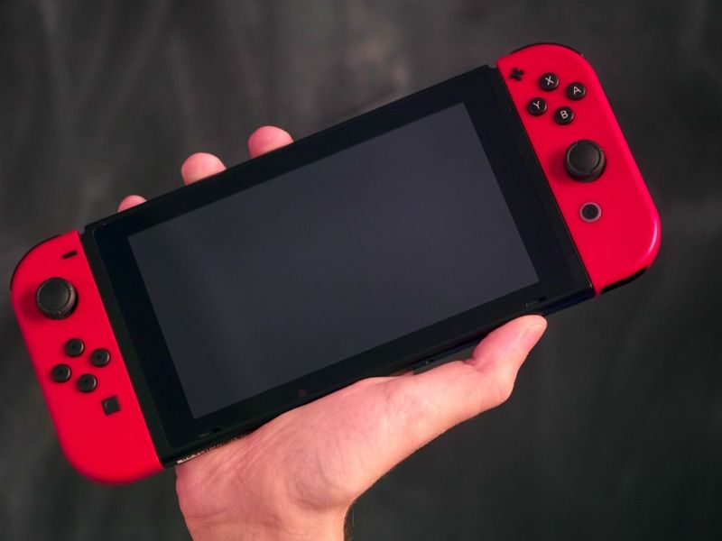 Person hält eine Nintendo Switch in Händen.