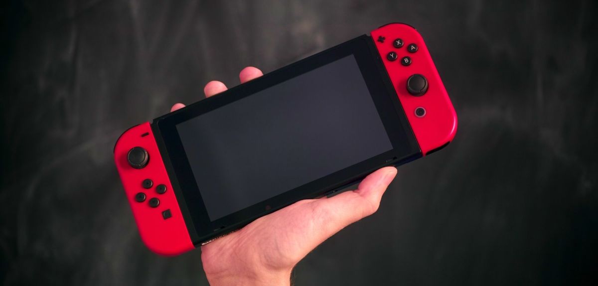 Person hält eine Nintendo Switch in Händen.