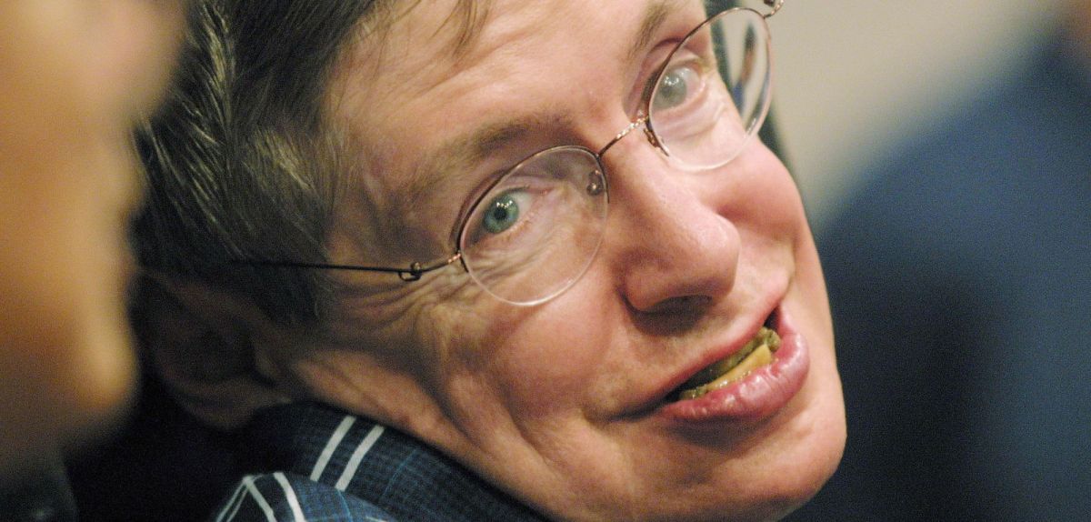 Stephen Hawking lächelt