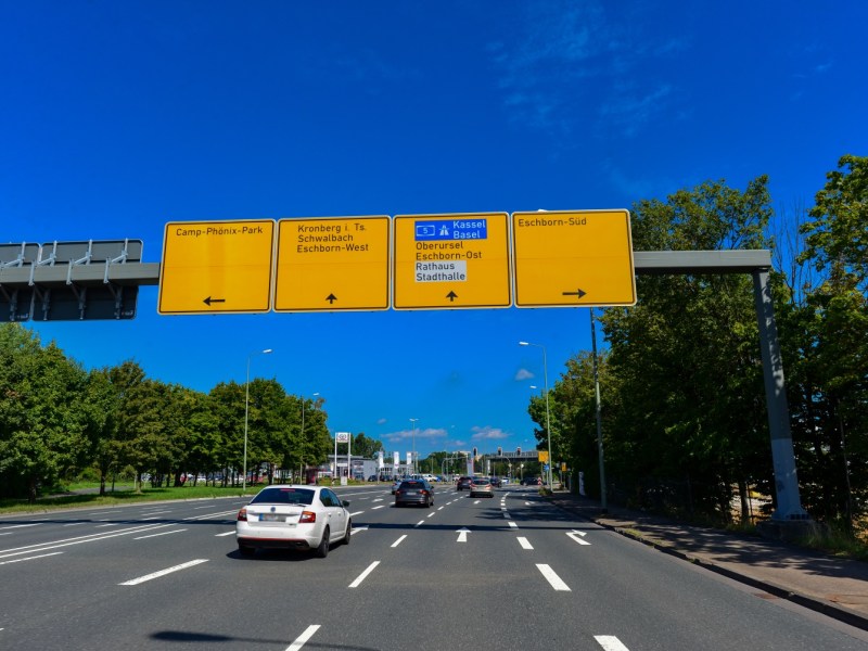 Verkehrsschilder über der Sossenheimerstrasse Eschborn-Hessen