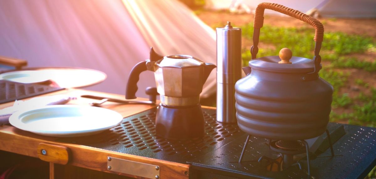 Camping-Küche mit Zubehör auf dem Tisch