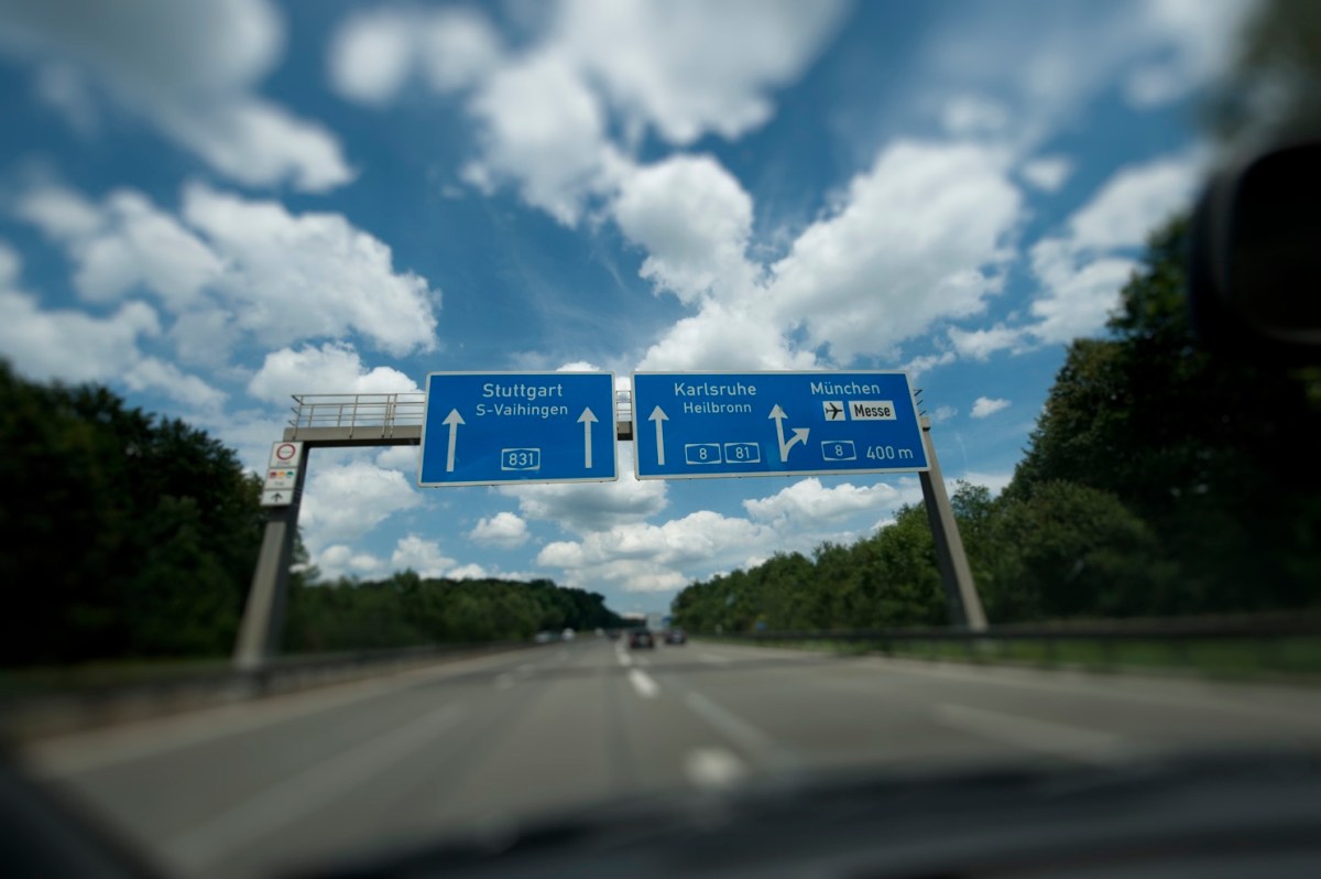 Verkehrsschilder auf der Autobahn