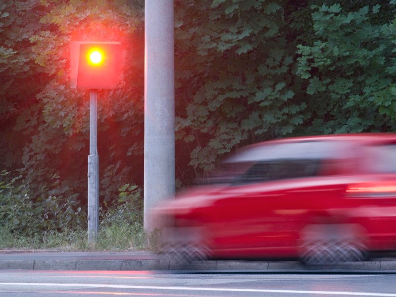 Auto wird von einem Blitzer erfasst