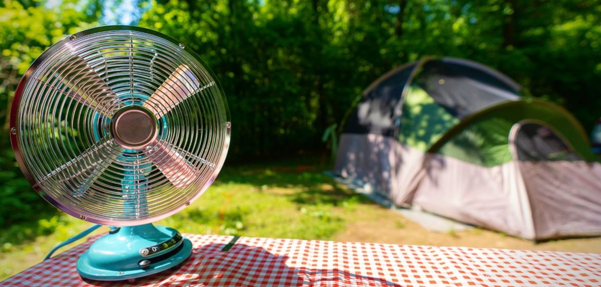 Camping-Ventilator auf dem Camping-Tisch