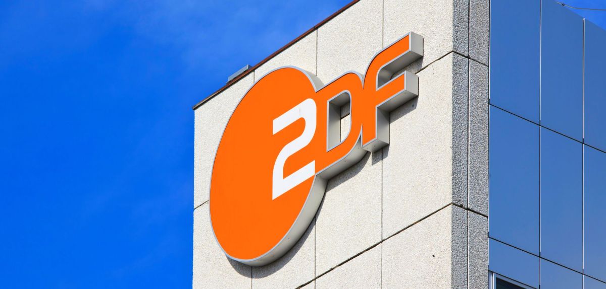 ZDF-Logo an einer Hausfassade.