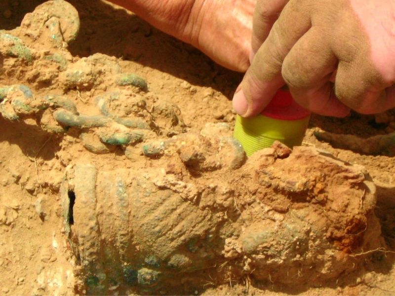 ArchÃ¤ologen graben etwas im Sand aus.