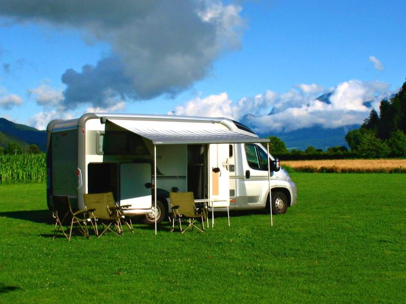 Wohnmobil campt autark auf einer Wiese