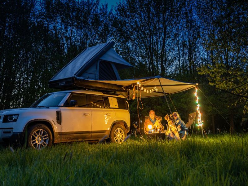 Autozelte am Auto befestigt mit Campern darunter