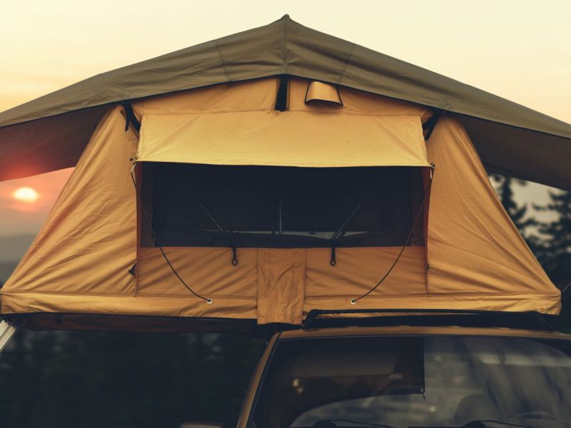 Dachzelt aut Auto beim Sonnenuntergang