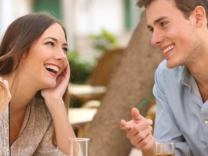 Pärchen flirtet im Restaurant.