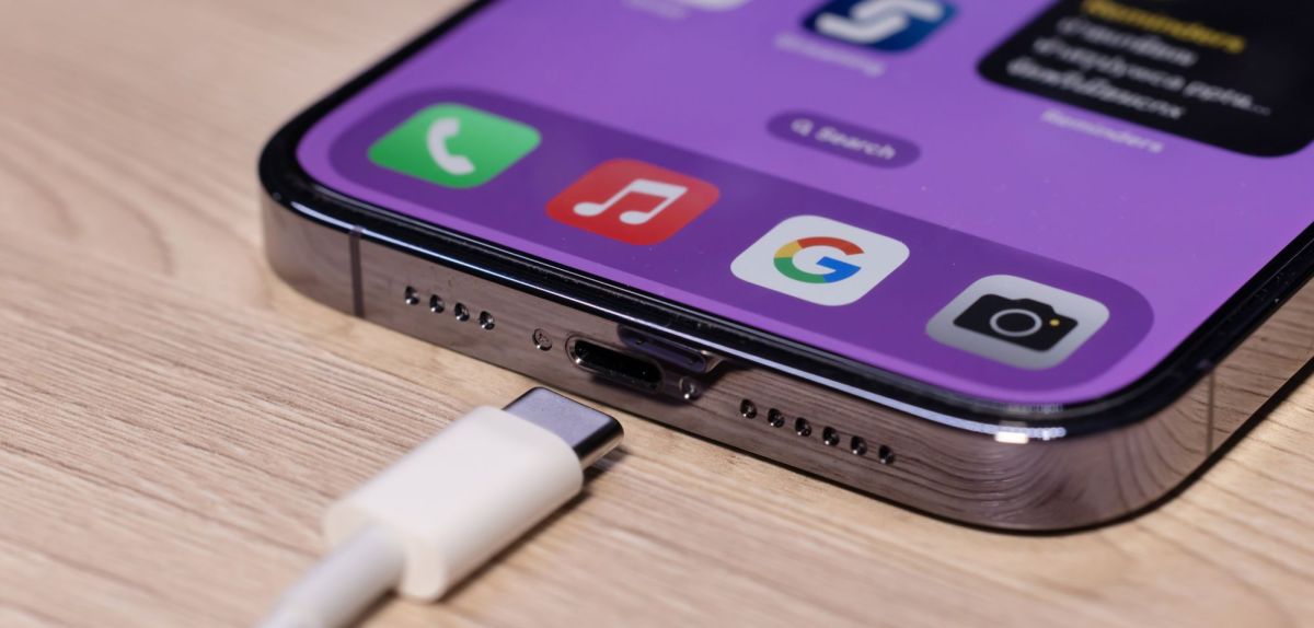 iPhone 15 mit USB-C-Anschluss