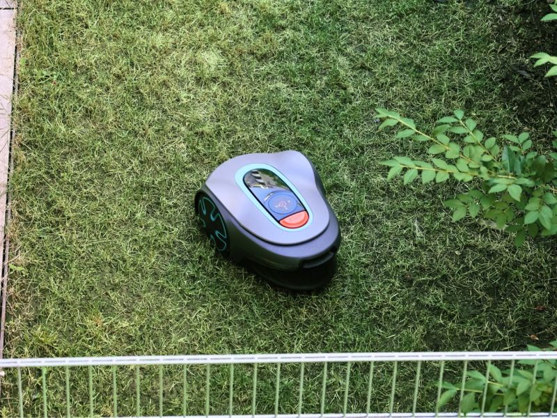 MÃ¤hroboter fÃ¤hrt durch den Garten