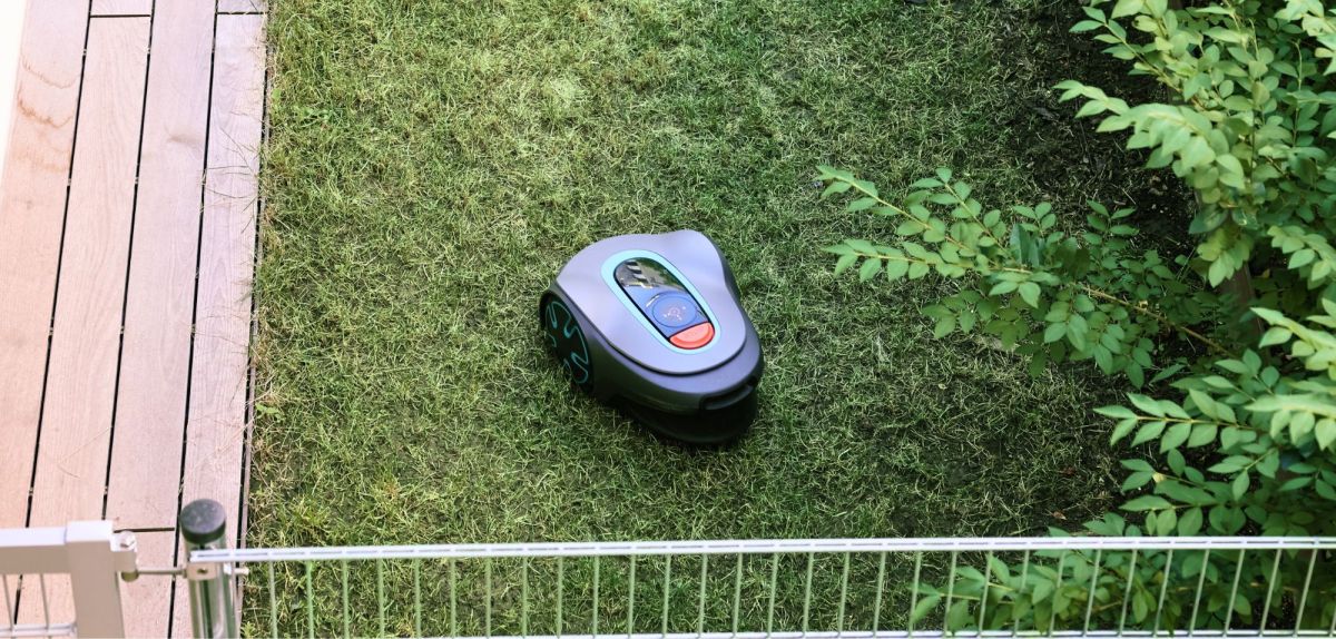 MÃ¤hroboter fÃ¤hrt durch den Garten