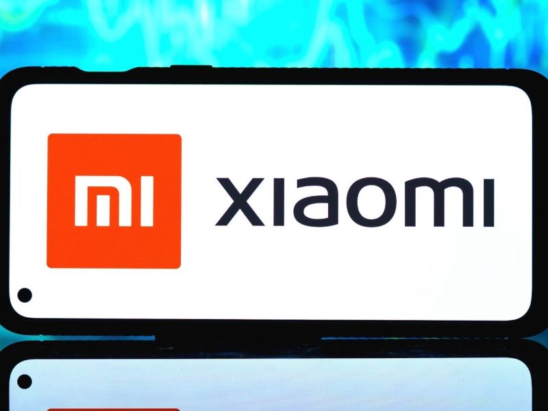 Handy mit Xiaomi-Logo auf dem Display.