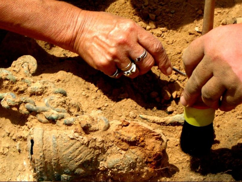 Forscher bei einer archÃ¤ologischen Ausgrabung.