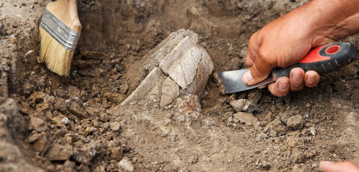 Foto einer archÃ¤ologischen Ausgrabung.