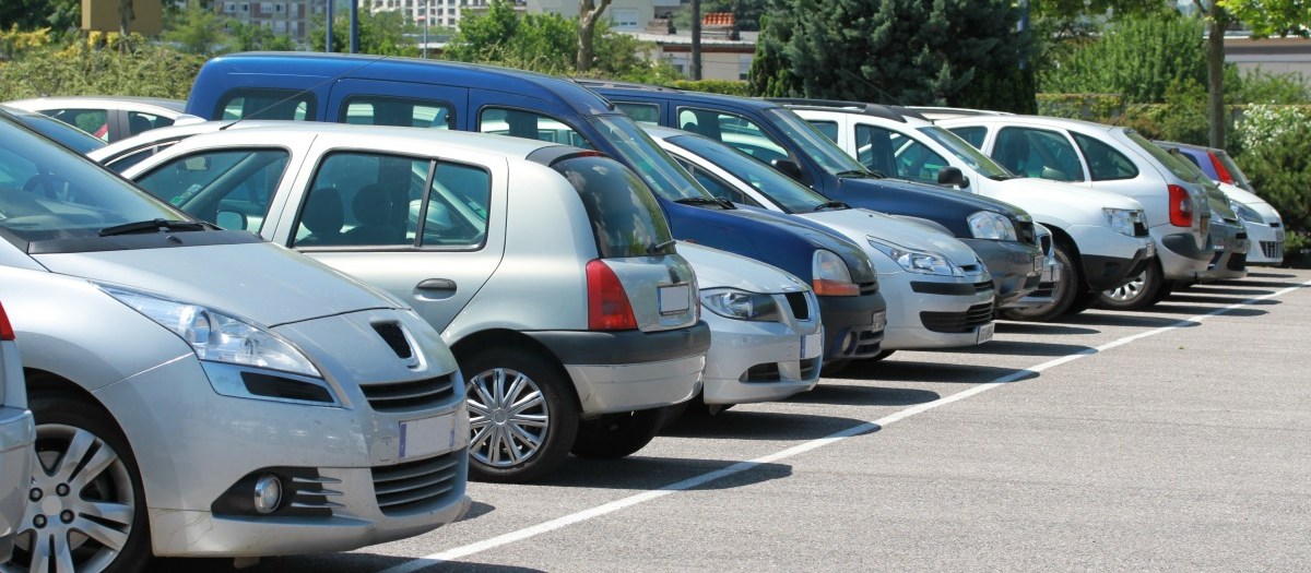 Autos auf einem Parkplatz