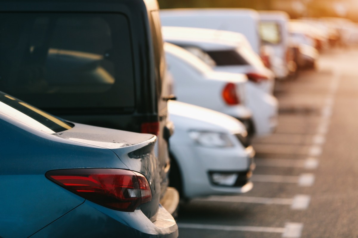 Autos auf einem Parkplatz in einer Reihe