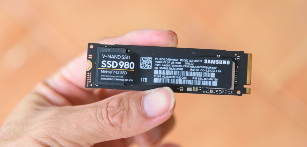 Person hält eine Samsung-SSD in Händen.