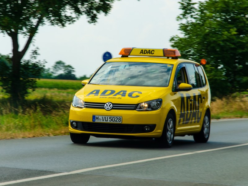 Gelbes Auto mit ADAC-Aufschrift