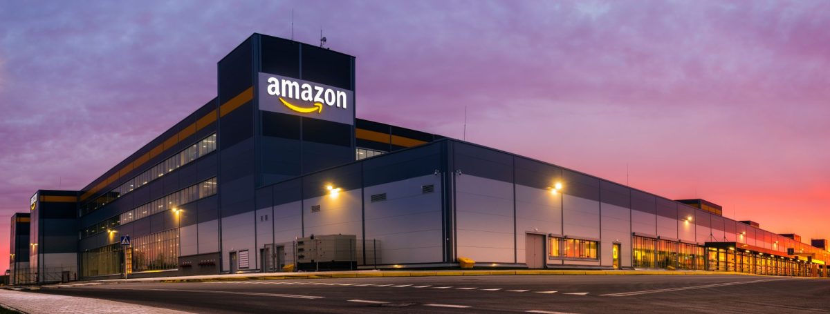 Bild eines Amazon Logistics Centers, aufgenommen in Polen, bei Sonnenuntergang