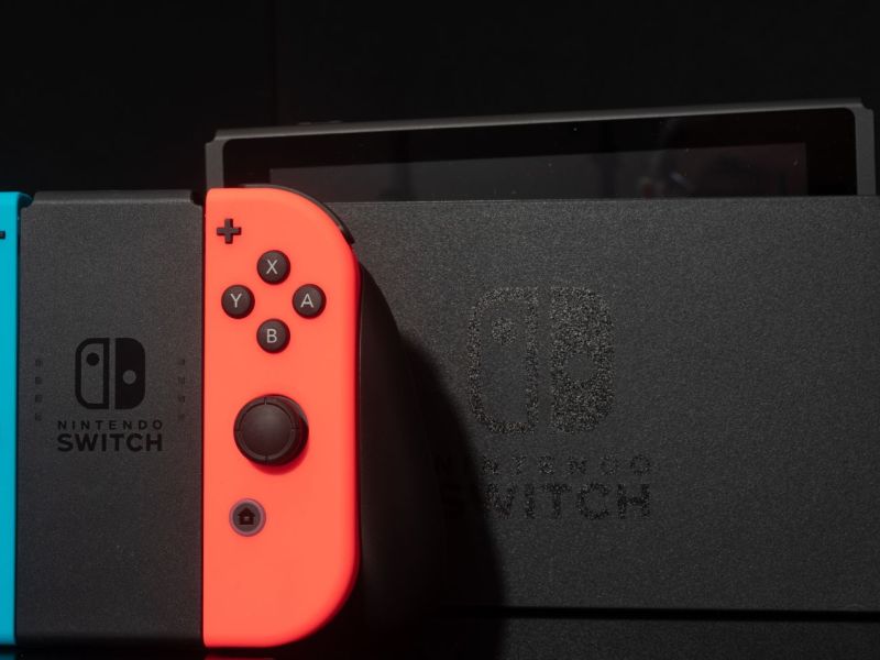 Nintendo Switch in einer Dockingstation und mit Joycon-Controllern.