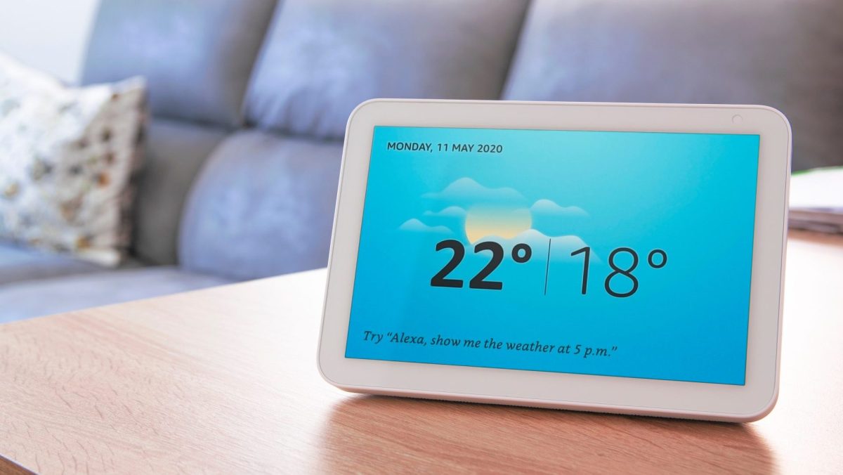 Amazon Echo Show auf einem Tisch