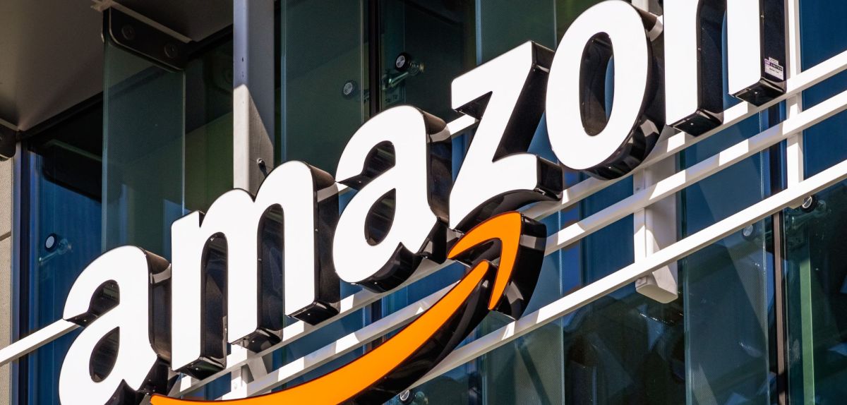 Amazon-Logo an einer Gebäudefassade.